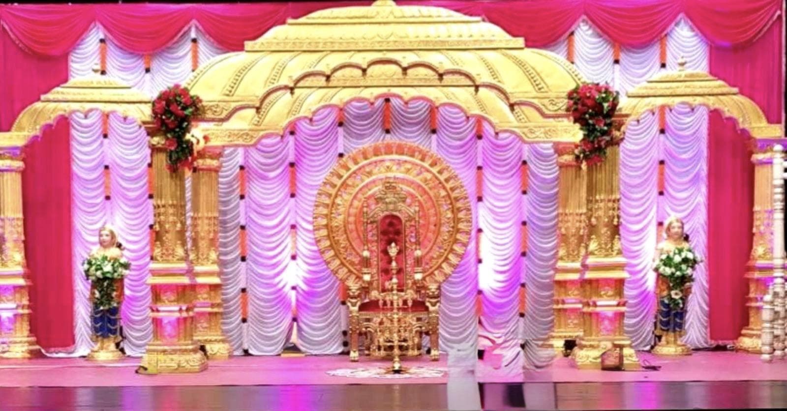 Eleganter Event-Saal mit Tischdekoration und Blumen.